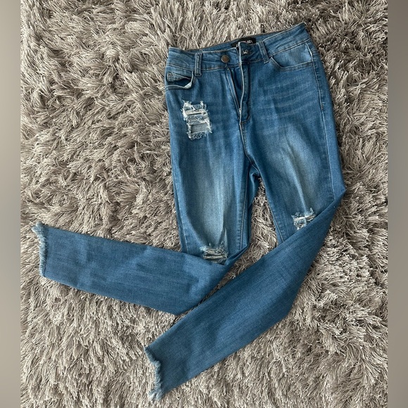 Distressed blue jeans - Picture 7 of 8